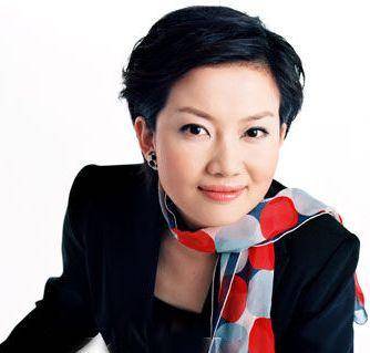 凭勇气和热情赢得评委们的肯定,并顺利通过考试,担任沈阳电视台主持人
