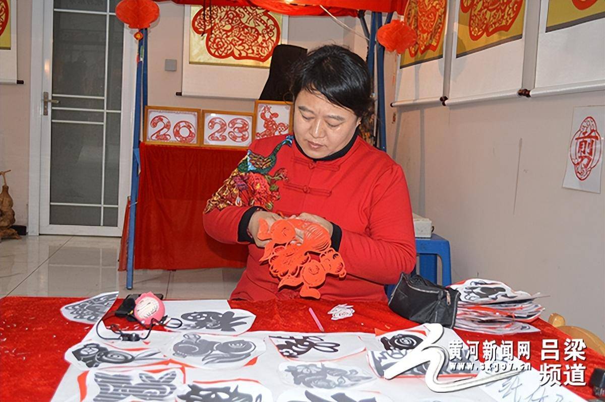 孝义:非遗传承人妙手剪"兔"送祝福_剪纸_褚爱云_传统