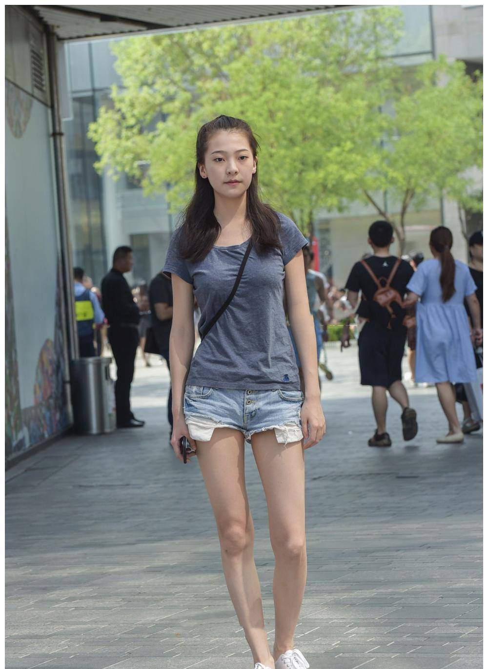 街拍,:两位热裤好姐妹往街头这么一站,摆起pose来感觉像在拍大片_气质