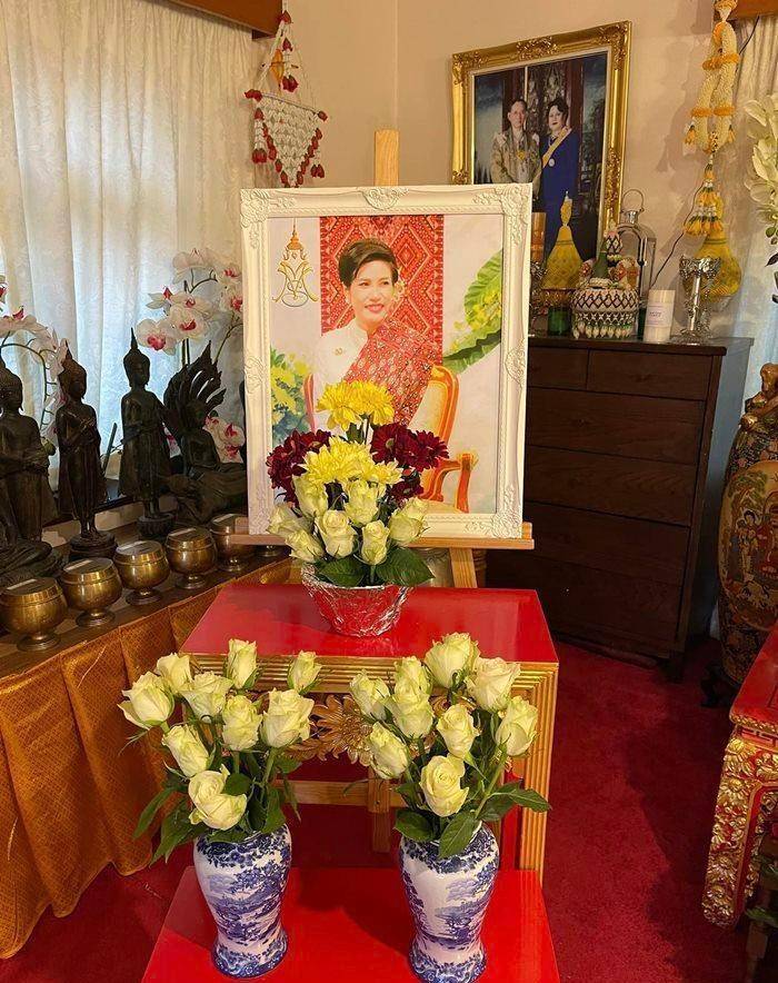 此外,为了让这次生日庆典更加有诚意,泰王还下令泰国境内的寺庙挂上诗