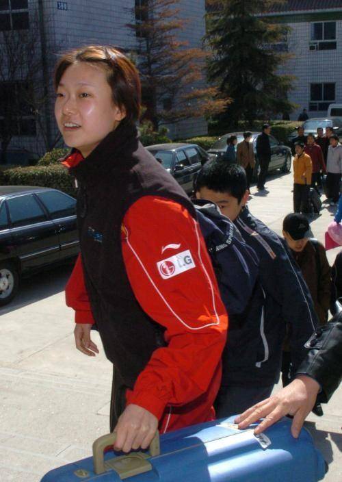 前国乒教练施之皓,是一个有故事的人,小22岁的李楠为何要嫁给他