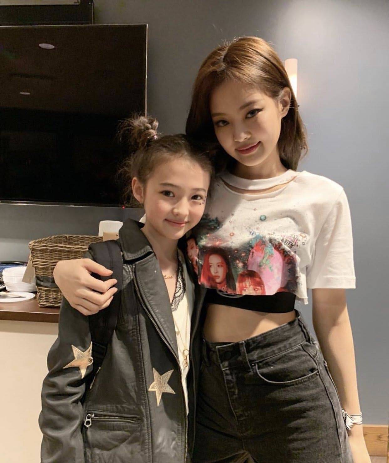 迷你版jennie?yg旗下的童模,小小年纪时尚感超强_ella_hold_身影
