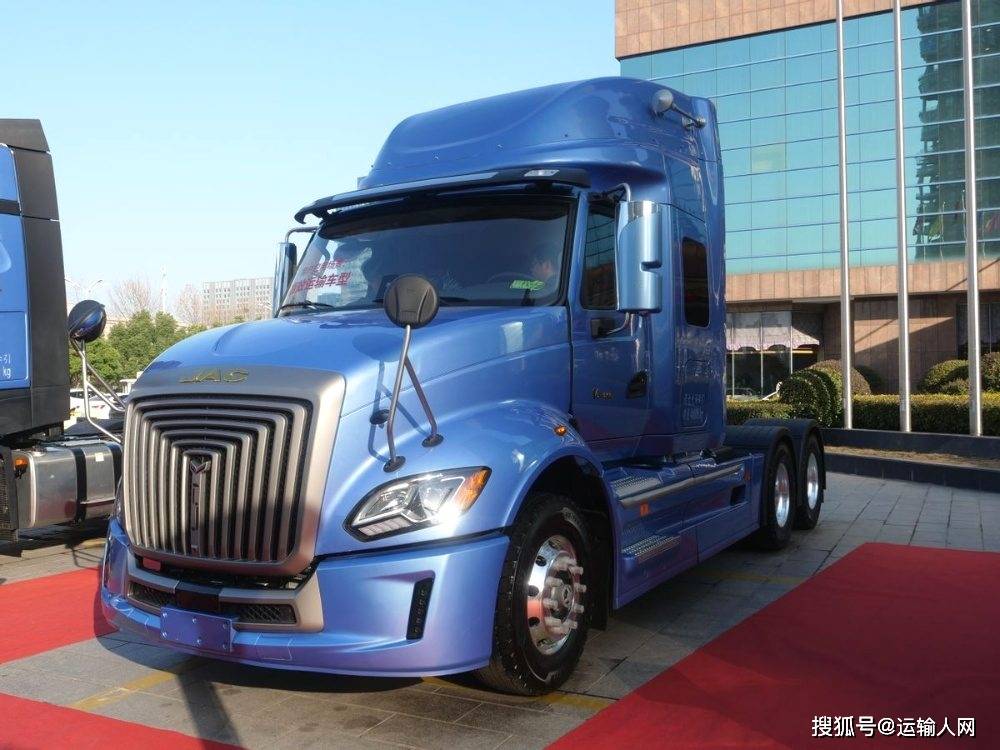 跨越v5 6×4牽引車跨越v5 6×4牽引車應用於長途物流運輸,駕駛室採用