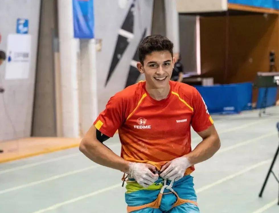 首枚奥运攀岩冠军获得者19岁的阿尔贝托因高颜值走红_运动_东京