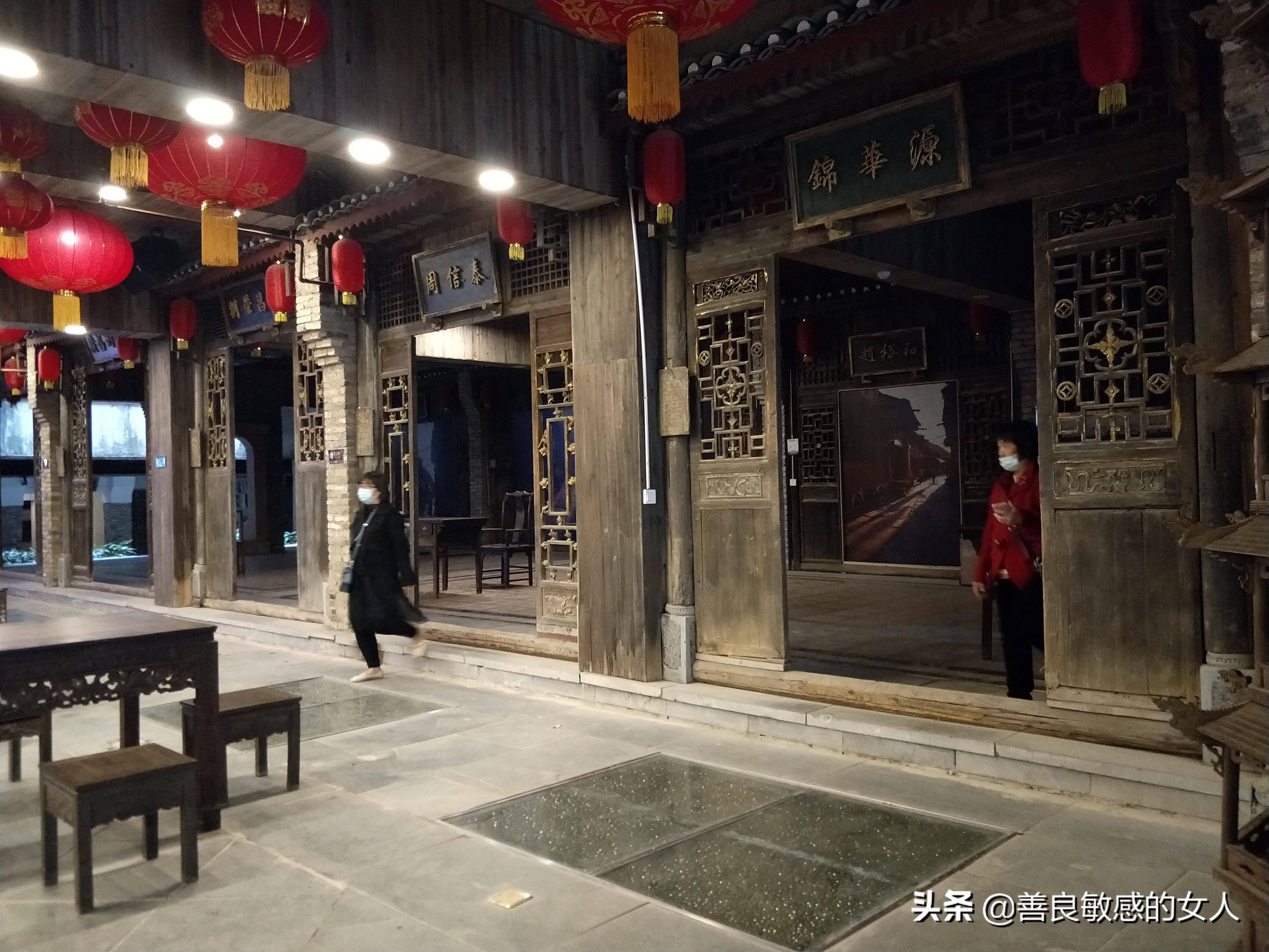 大圩古鎮博物館一層,木雕八角古塔大圩古鎮博物館一層關帝廟旁是大圩