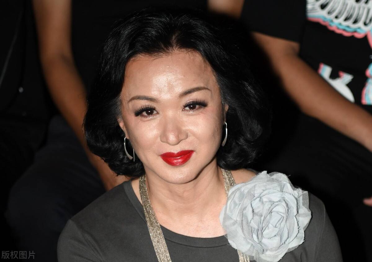 金星越来越有女人味,穿灰色连衣裙戴流苏项链,真是优雅又贵气_长裙_的