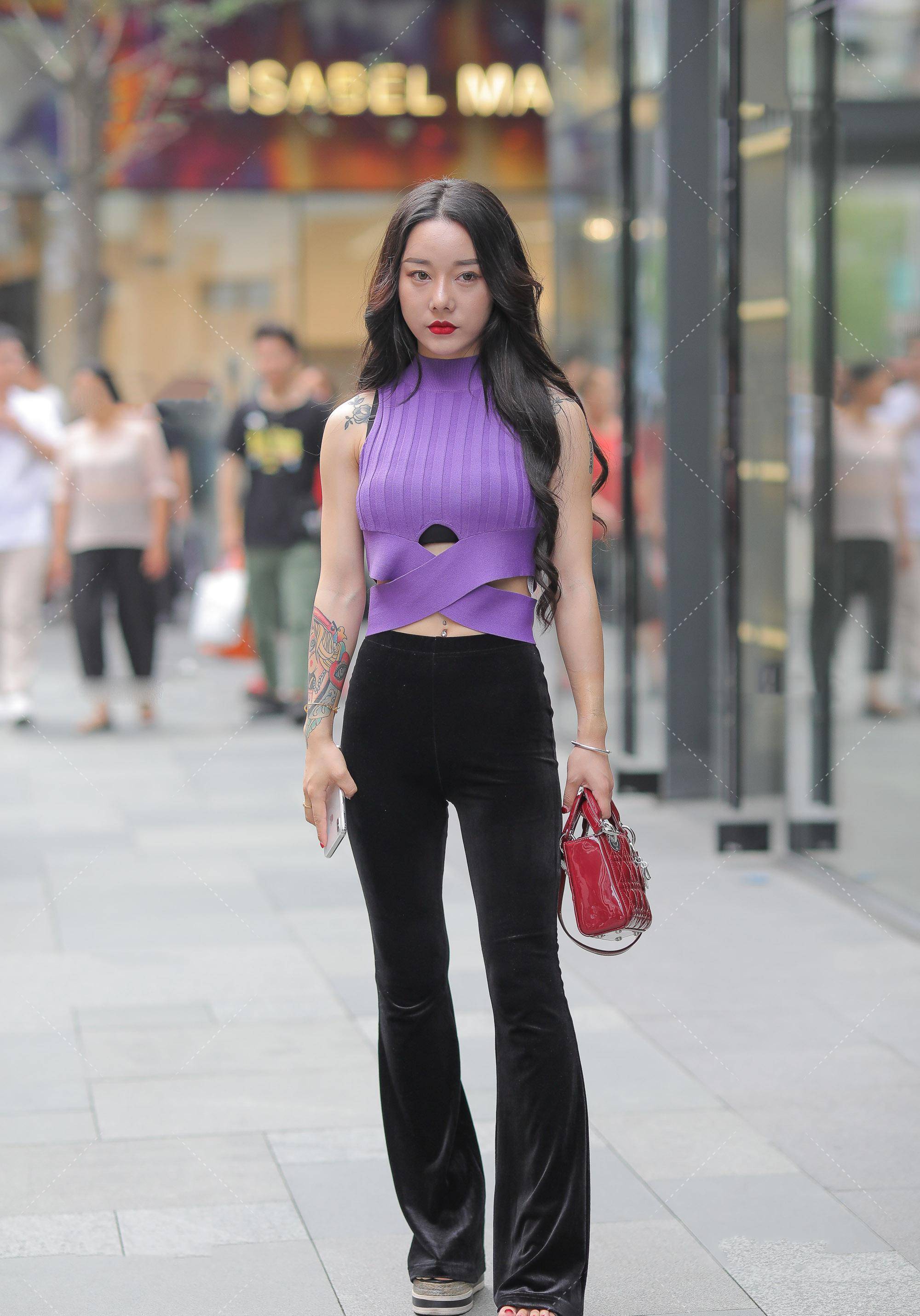 上衣穿的是"夏日"装,裤子穿的"冬天装",靓妹这是在追求时尚?