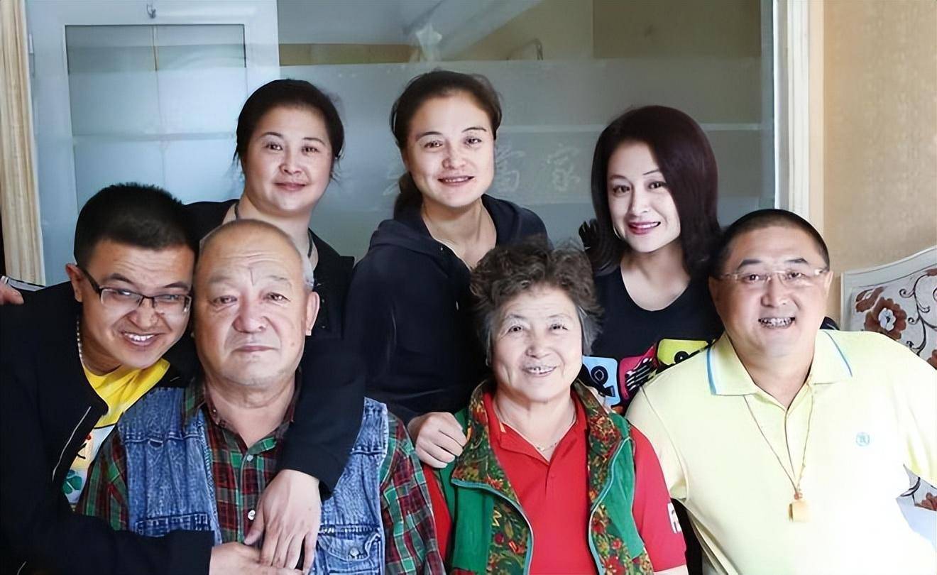 2021年,《乡村爱情》谢大脚因车祸离世,丈夫点赞女