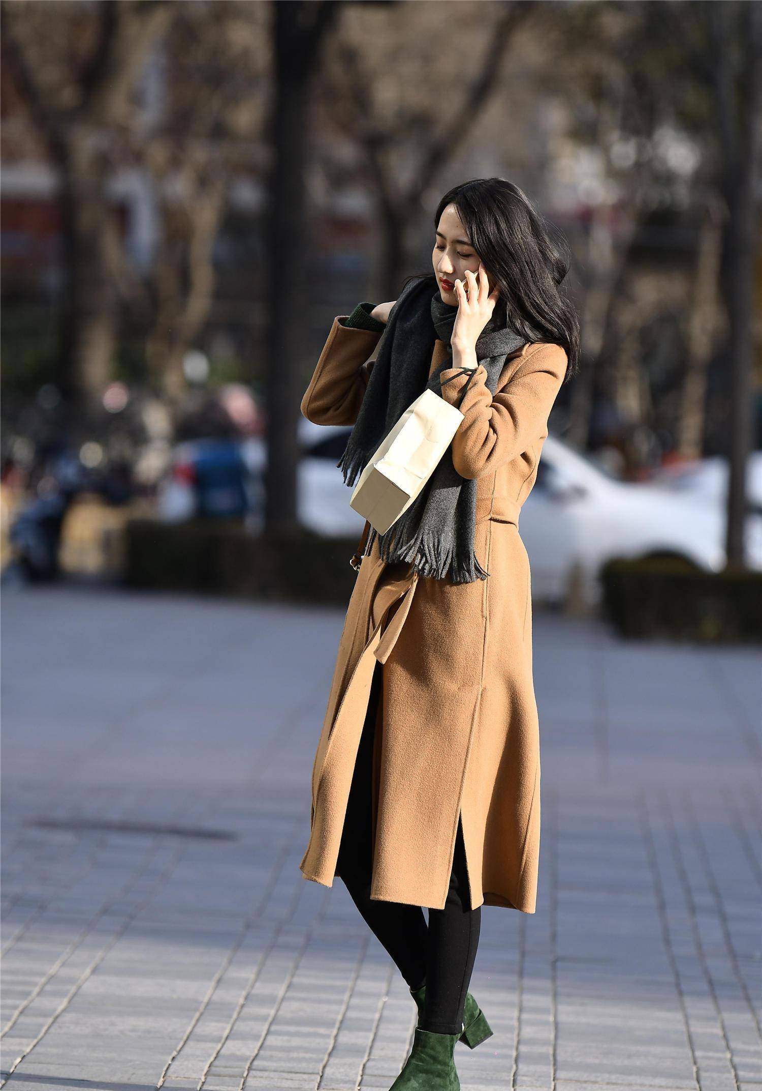 穿着风衣和绿色短靴的美女,冬天也能穿的保暖又有风格!