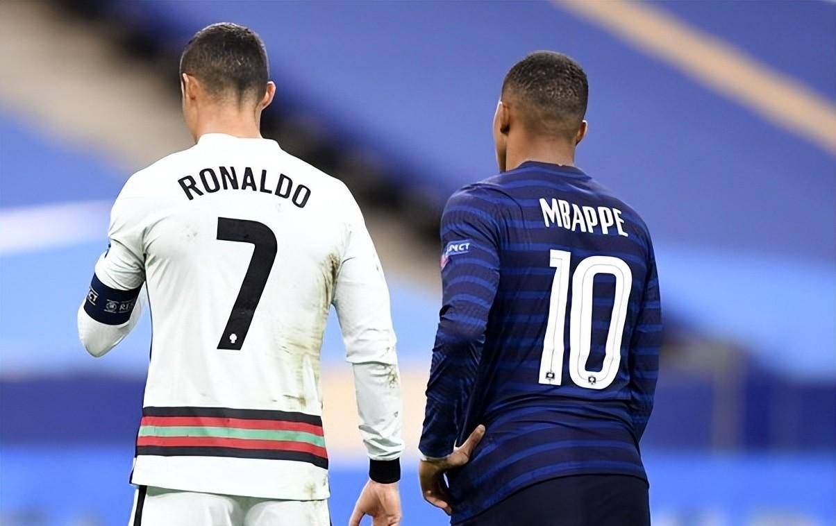 目前的姆巴佩比巅峰时期的c罗梅西更强吗?