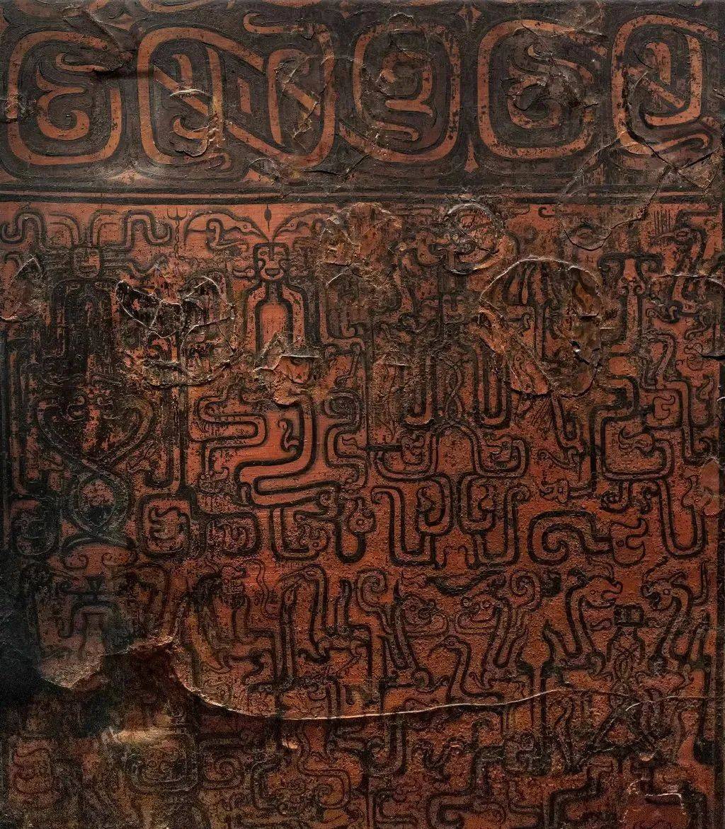 就像战国早期,周王族诸侯国中曾国国军曾侯乙的墓葬,他的内棺就是用黑