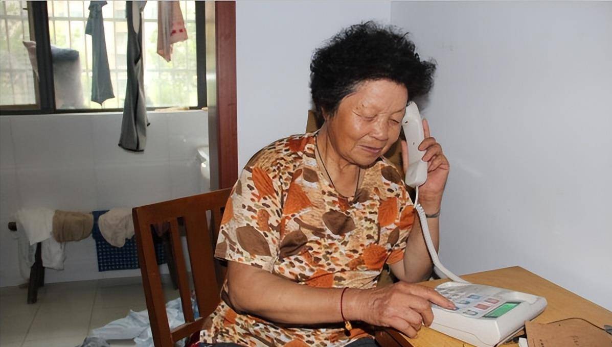 明日除夕,老人打电话给子女,"你们就地过年吧,不用回来团聚了"_孩子