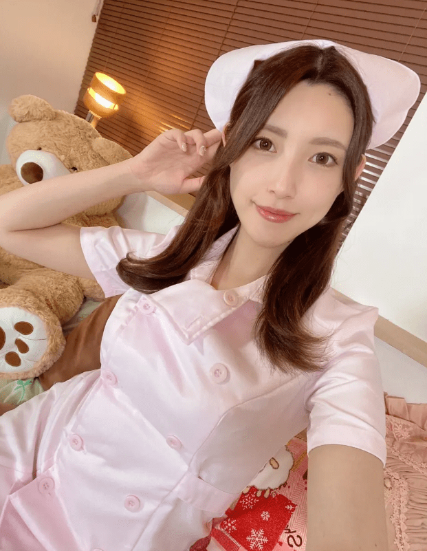 2012年以饭冈佳奈子名义出道,兴趣是观看舞台剧,特技有秘书鉴定,铜管