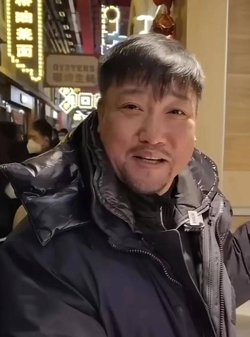 贾冰现身沈阳遭围堵,吃路边摊接地气,打扮简朴褪去黑老大气质_喜剧