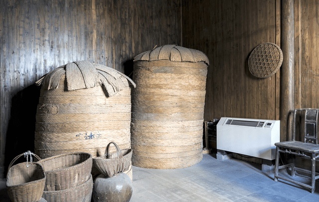 释义:盛放粮食的器物,用竹篾,荆条等编成或用席箔等围成:米囤|粮囤.