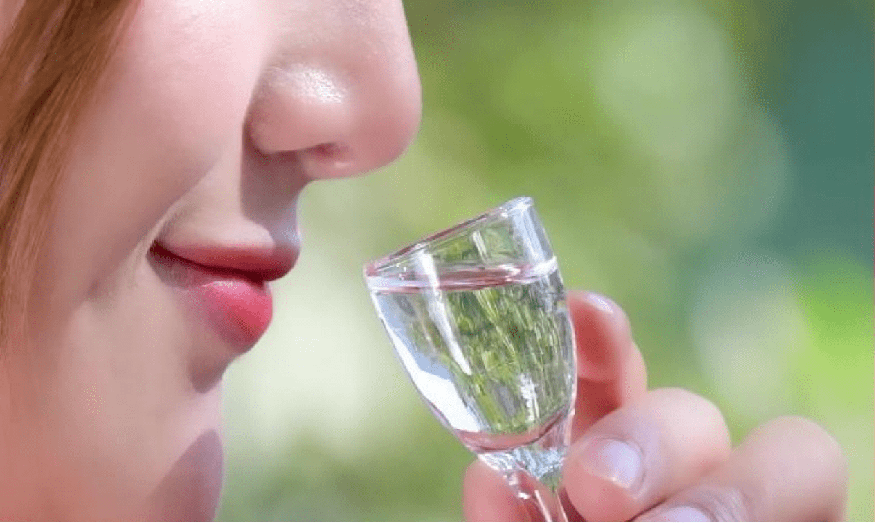 闻香时轻轻先将酒杯鼻子3cm-5cm处闻,再放置1cm-2cm处闻.