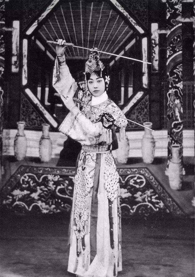 京剧大师梅兰芳绝口不提"相公堂子"过往,男旦是艺术还是畸形_争议