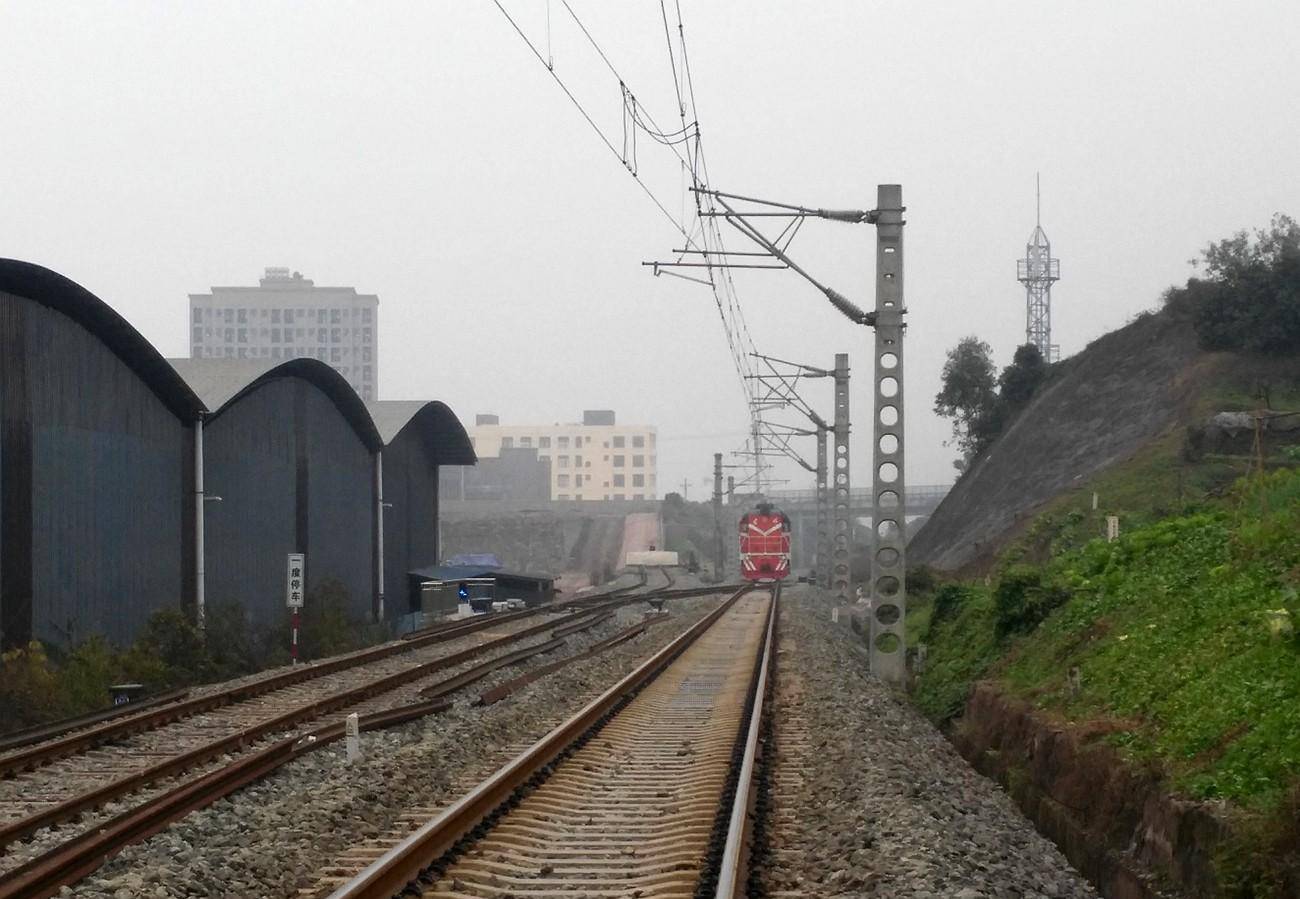重庆铁路枢纽的中梁山车站_线路_电气化_机车