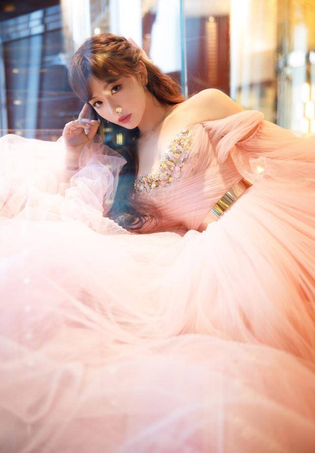 孔雪儿穿花朵抹胸纱裙像极了迪士尼在逃公主!