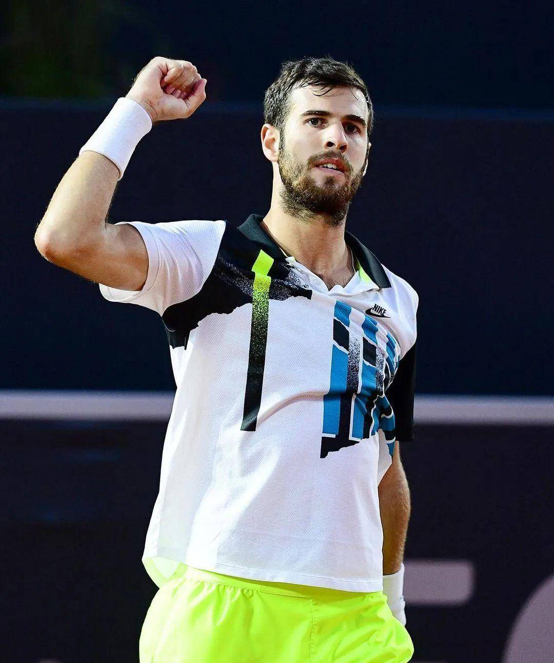 卡恰诺夫 (karen khachanov) 来自俄罗斯,出生于1996年今年24岁,身高