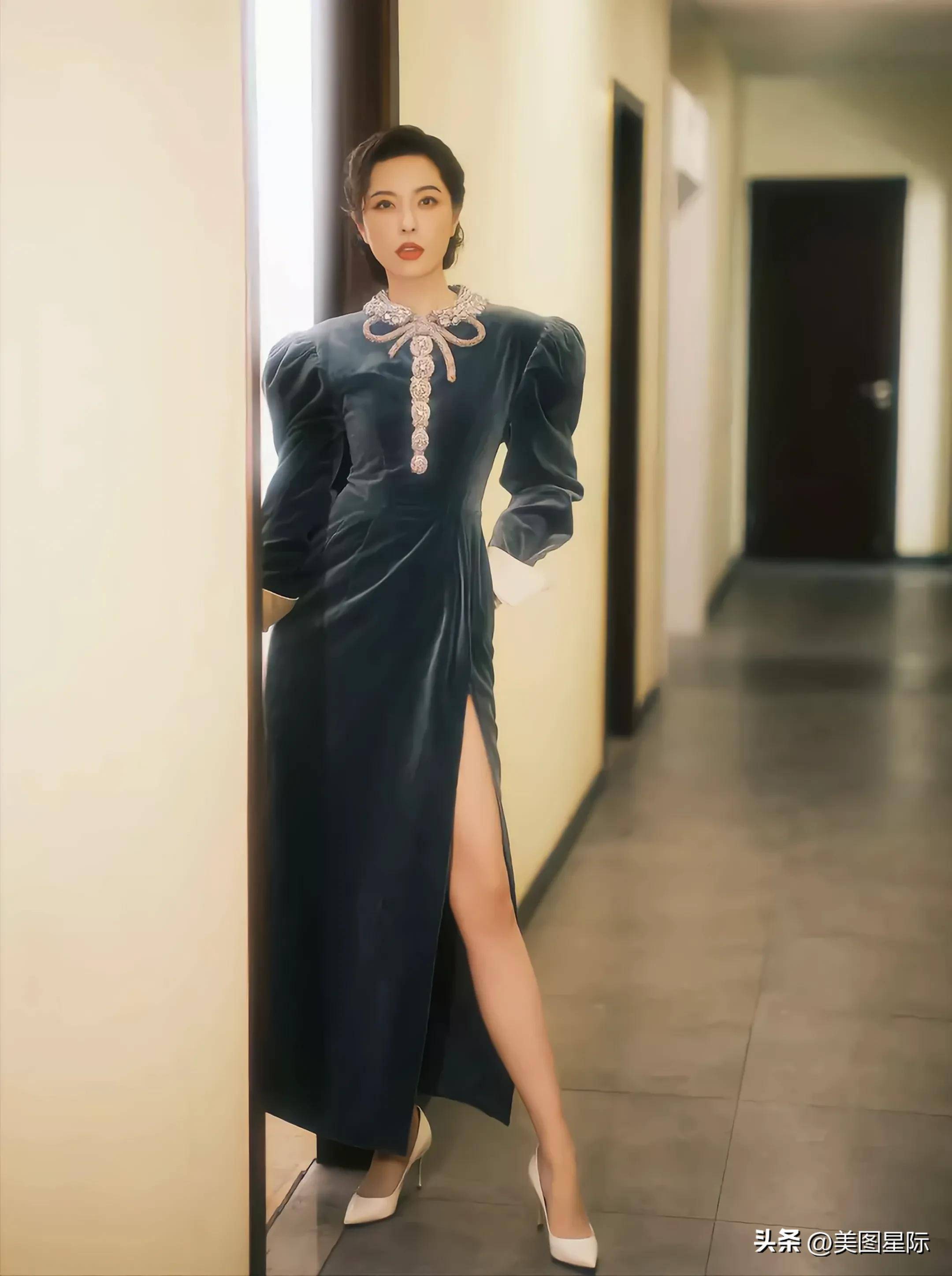 "中戏二百年一遇的美女"曾黎出席活动,年近五十宛如少女,爱了_姐姐