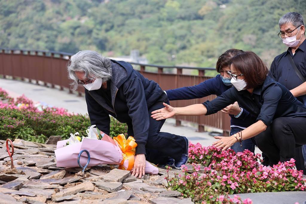 86岁丁强下葬现场照曝光,爱妻磕头痛哭跪别,儿子亲撒骨灰入土_李璇和