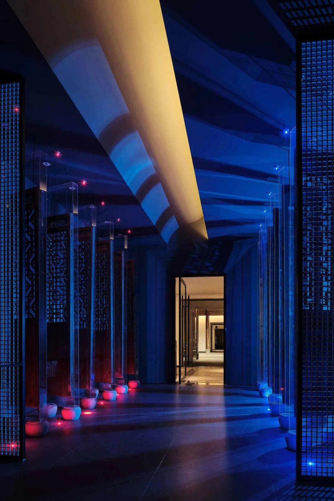 周奕:江阴53°麓威士忌咖啡馆,历史旧址遇上赛博国风