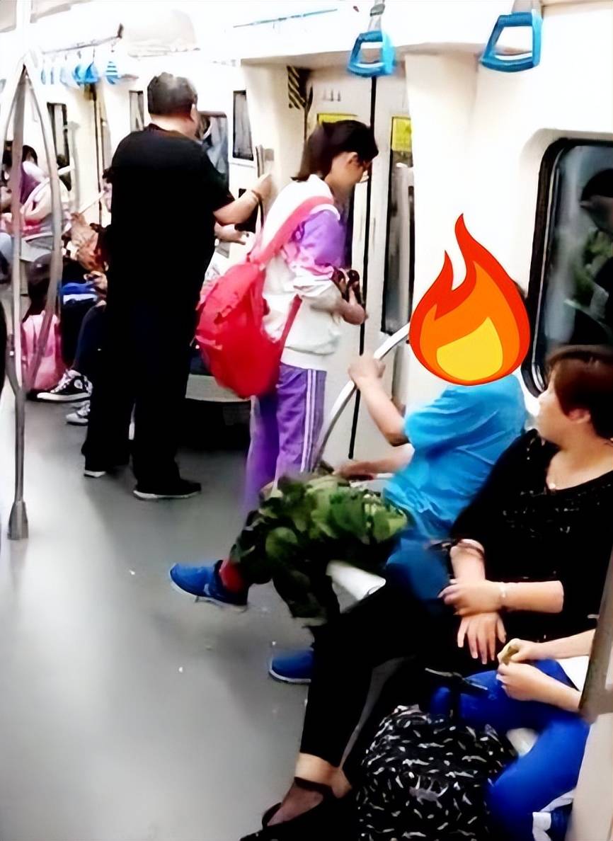 大妈抱娃＂尿＂在地铁车厢上,父母没素质,很难教出优秀的孩子