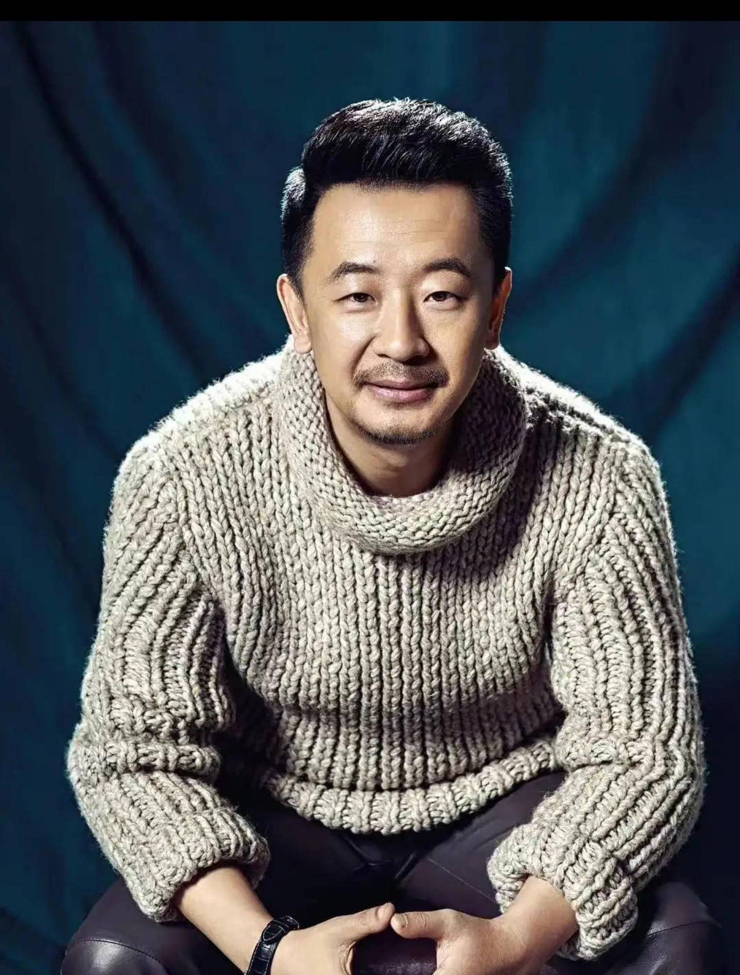 《狂飙》程程外出打高尔夫,老公黄海波低调现身,夫妻和睦笑容甜_作品