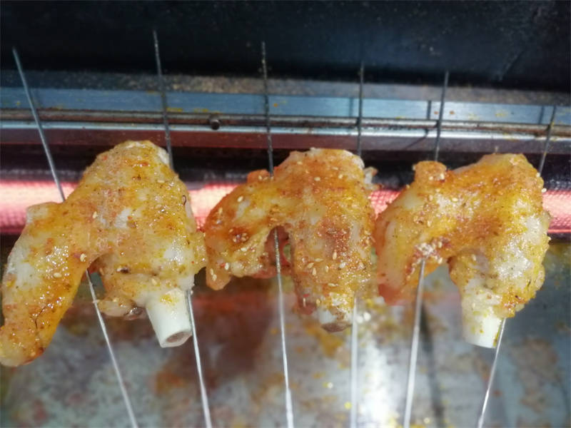 提到双鸭山特色小吃,还真不得不提到烧烤中的美食——烤羊拐脖.