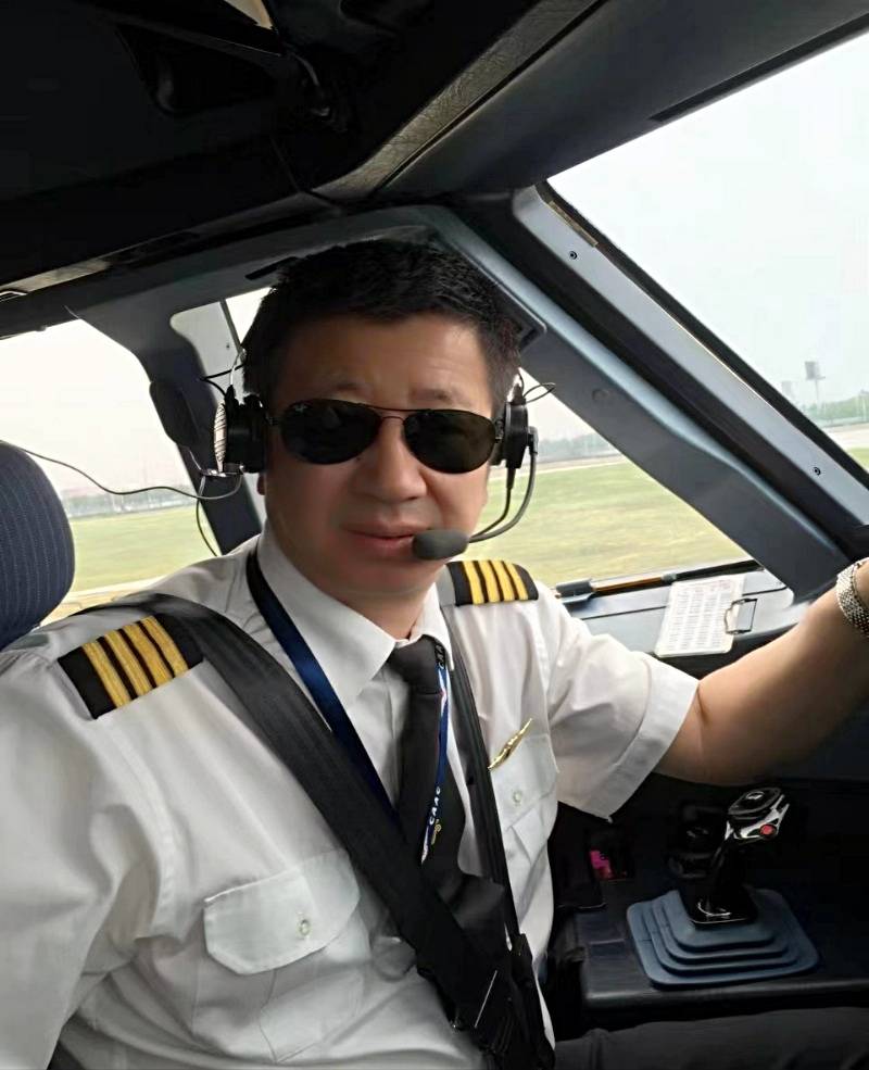 随着重庆-深圳9c8614航班平安落地,春秋航空责任机长,深圳分公司飞行