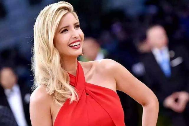 地位也不低了,是世界超模,又是设计师,可她与伊万卡的家庭背景相比