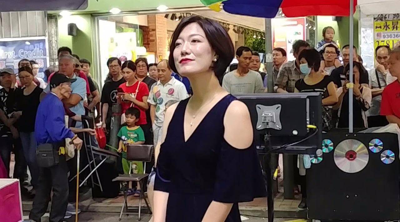 和女歌手登台演唱,夺得星光大道总冠军的龙婷,今却在街头卖唱_时候