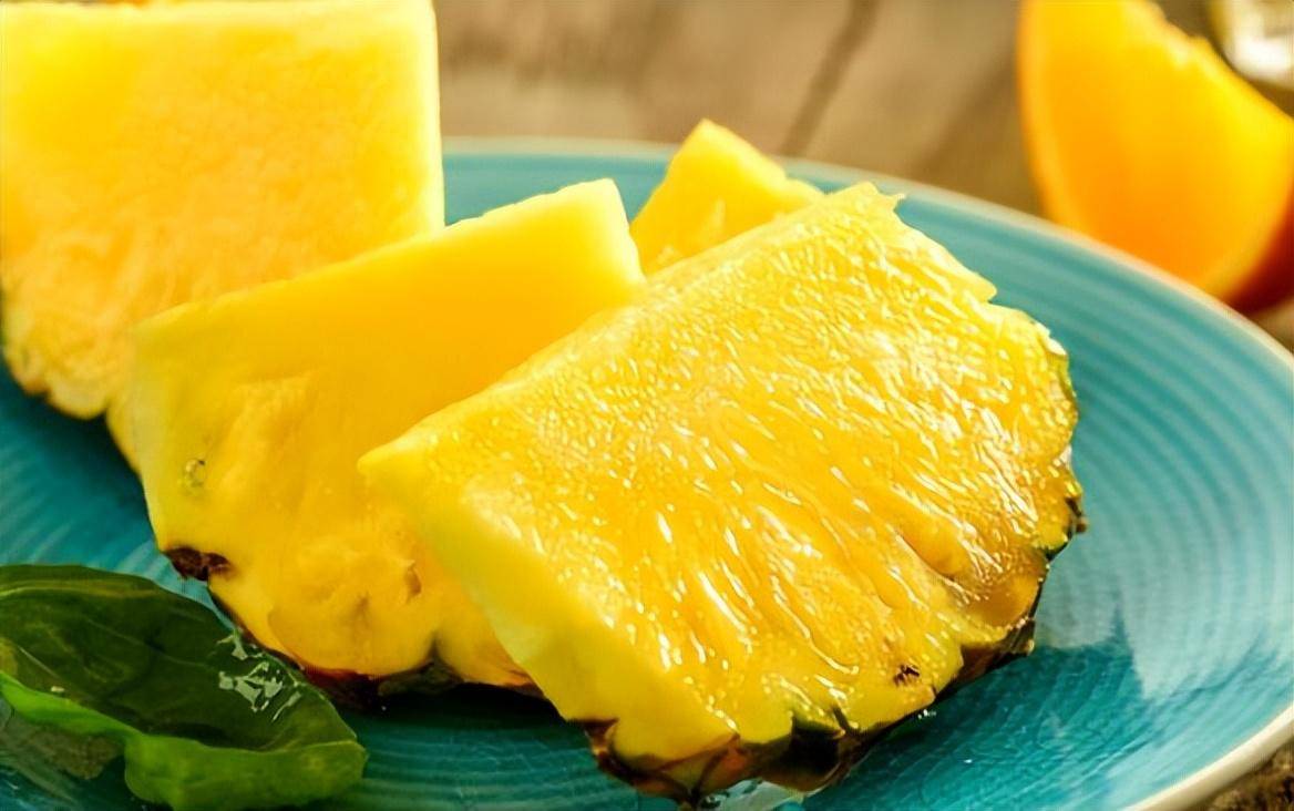 芒果还含有过敏原,容易导致全身红斑,丘疹,瘙痒等症状;所以,过敏体