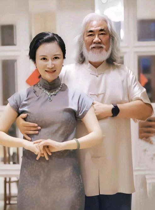 张纪中晒娇妻合照,手放的位置太尴尬,不好意思瞧_杜星霖_白色_文艺
