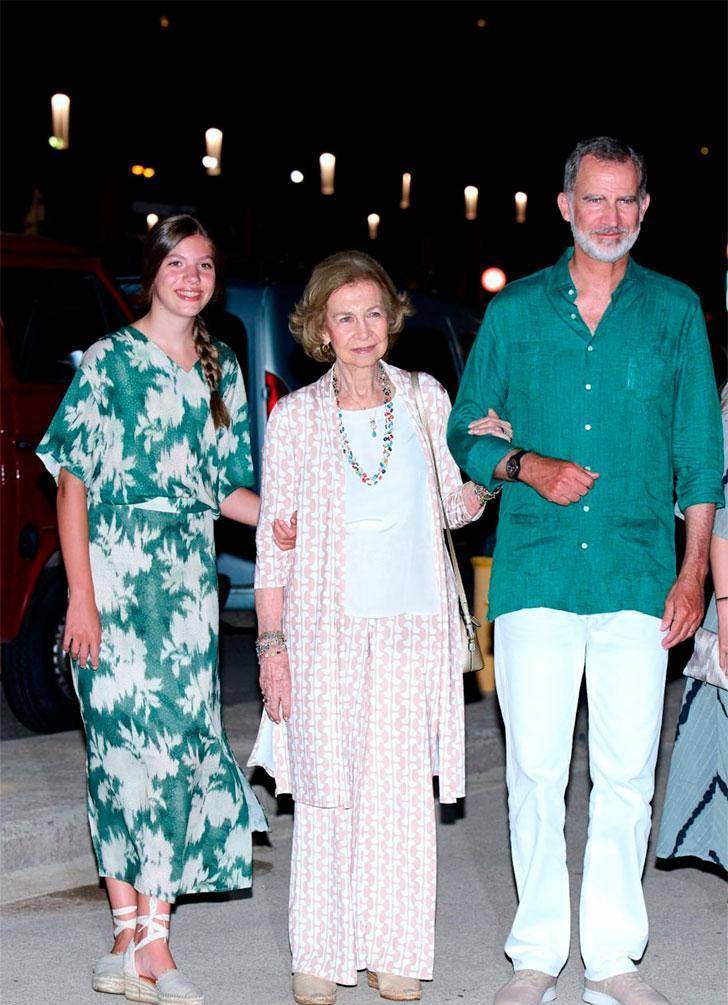 西班牙王室度假结束,公主姐妹花着装一览,索妹长身高诺拉涨风情