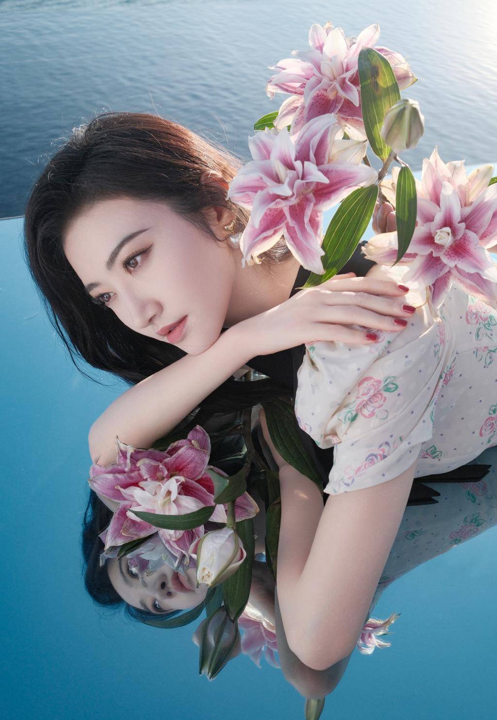 景甜真的是太漂亮了,整个人白得发光