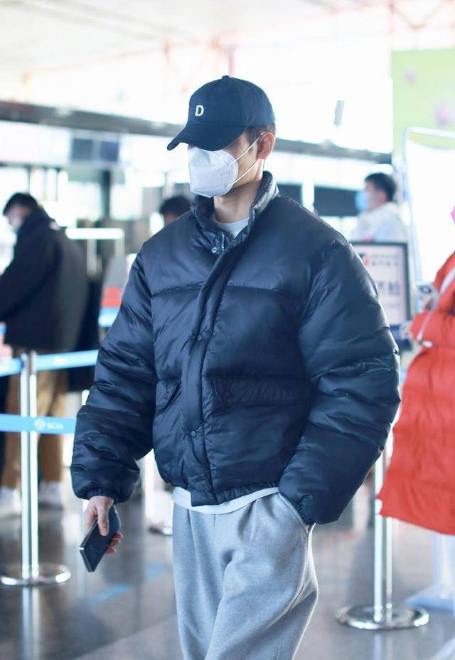 组图:王凯穿黑色羽绒服现身机场搭配灰色牛仔裤简约且休闲_造型_运动
