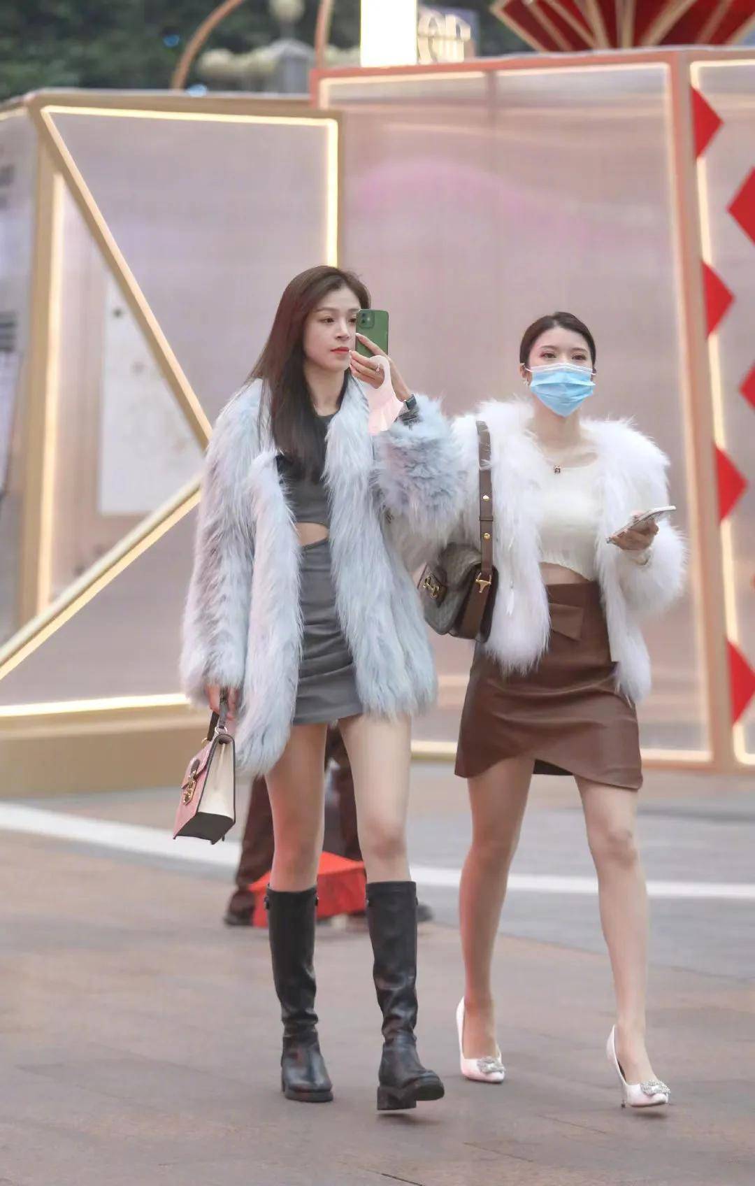 看街拍 识包包:10组闺蜜逛街 你能看出她们都背的什么包?