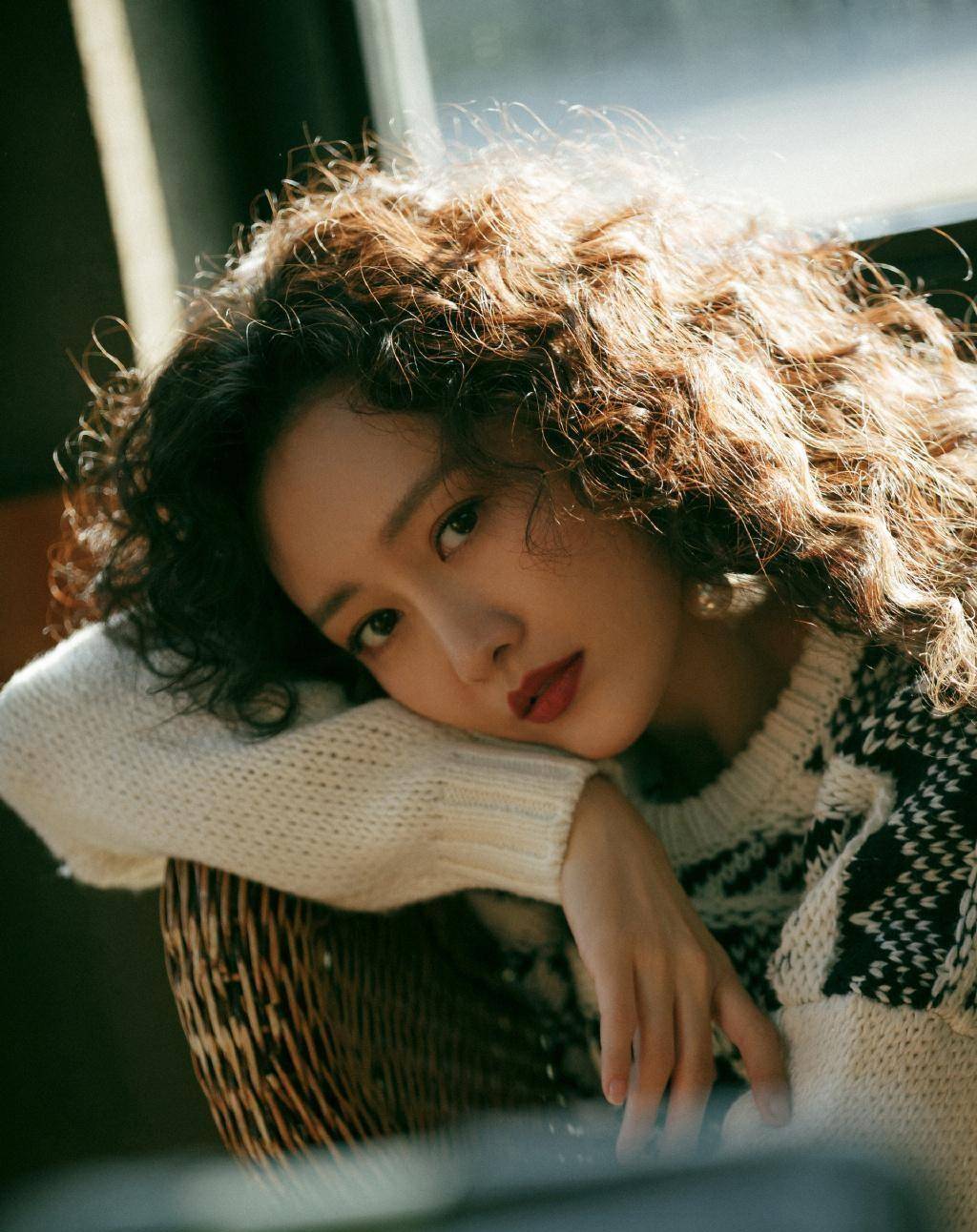 王鸥也太大胆了吧,都奔四的年纪了,还敢梳这么可爱的羊毛卷_效果_发型