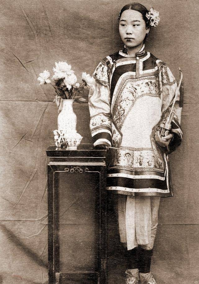 老人很多都是小脚女人,拥有三寸金莲,因为他们出生的年代还是封建社会