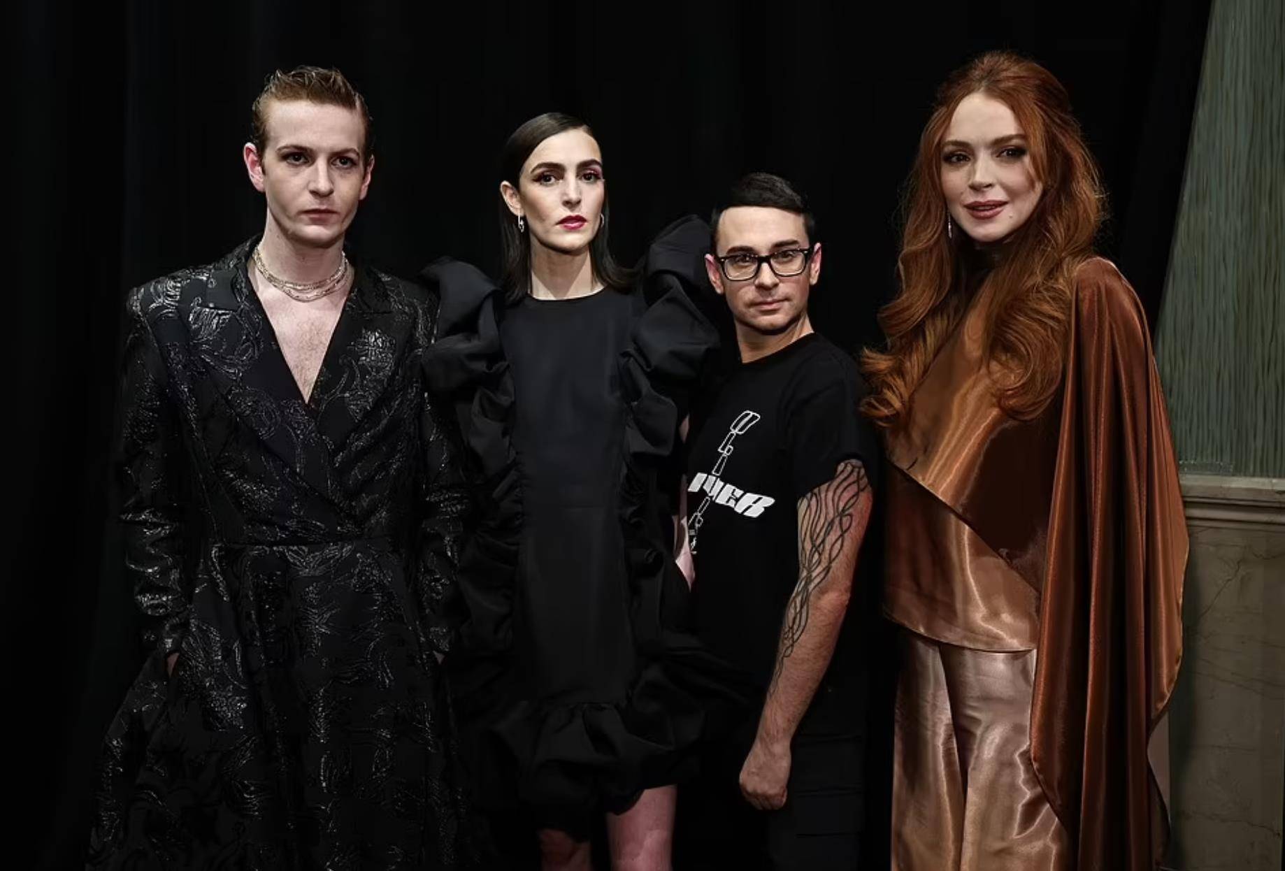 林赛·罗韩亮相时装秀支持模特弟妹,一家人颜值超高,全在演艺圈