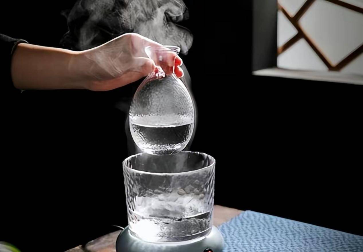 在一起喝酒,一般是围炉烧酒来喝,把酒烫得热热的,看上去还冒着热气