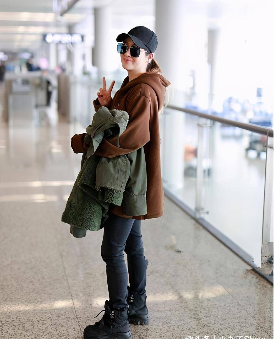 经超和大6岁老婆小李琳秀恩爱,室内共舞节奏合拍,经超有点驼背_黑色