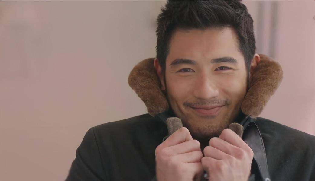 黄龄意外踩空舞台摔的大片淤青,还忍痛哭着给观众道歉_高以翔_事情