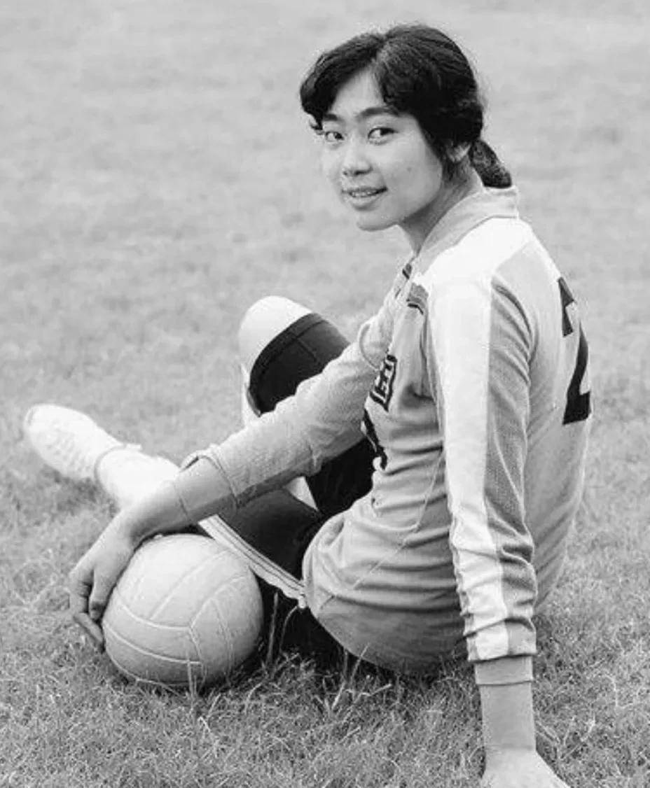 在高人如林的国家女排并不显眼,她的臂展,甚至不如比174厘米的郑美珠