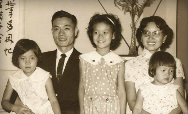 美国首位内阁的女华裔，拒绝小布什的邀请，还与4任总统共事
