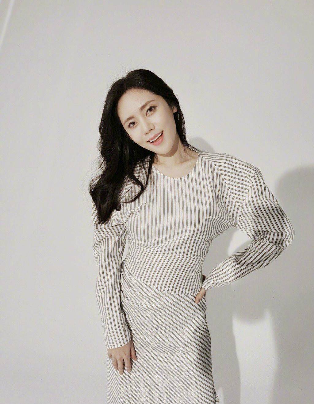 秋瓷炫野外"透气",卫衣配百褶裙穿得简单,裹上围巾却美回初恋_身材