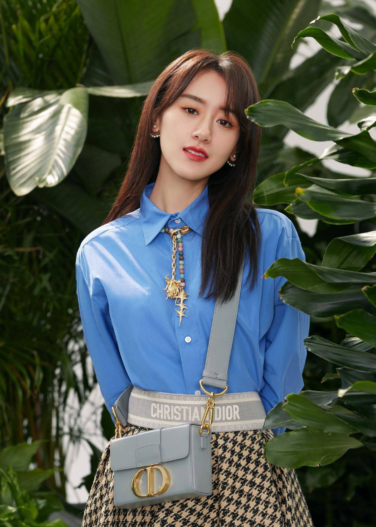 28岁袁冰妍宛如18岁少女,蓝衬衫白纱裙甜美清新,简约且不失时尚_造型