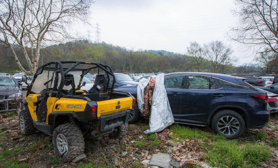 杭州惊现一"豪车坟场",500万豪车在长草,真的没人要了吗?
